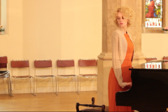 Salamander uses piano as a crutch in her last stand